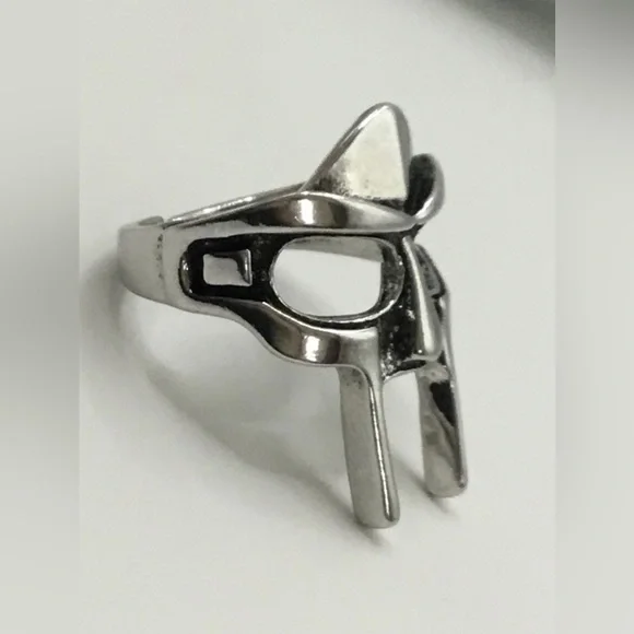 LATE RAPPER MF DOOM MASK SILVERTONE ADJUSTABLE RING SMALLEST BASE SIZE 8 - Picture 2 of 3